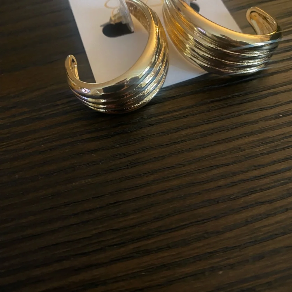 NEW Jessica Simpson gold earrings